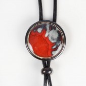 Ilgas kaubojiškas pakabukas su kutais - raudonai pilkas kaklo papuošalas iš odos ir keramikos